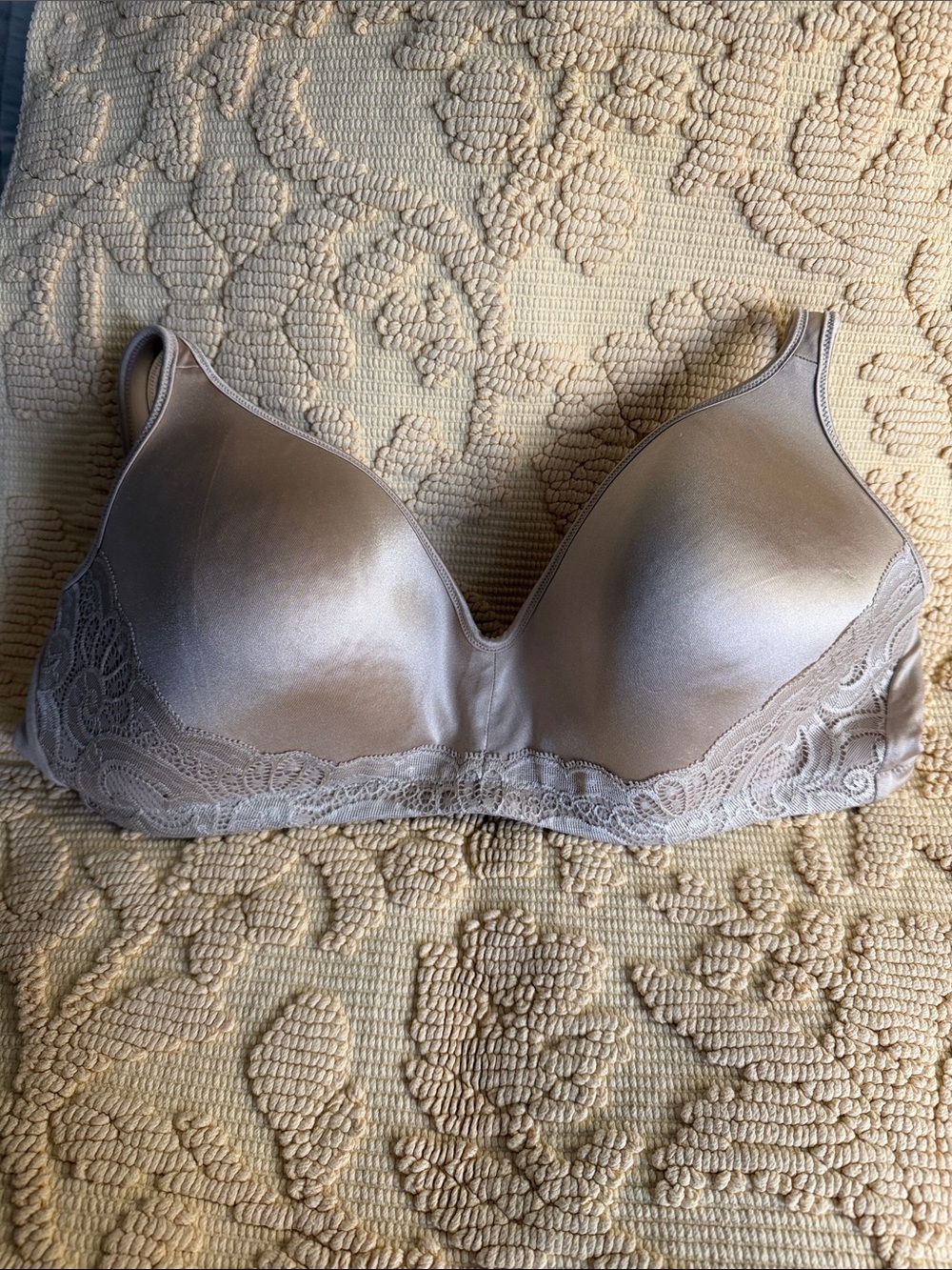 PREOWNED  Playtex Smooth Nude Lace-Trim T-Shirt Bra 42C